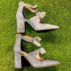 Lord & Taylor suede bow heels - size 36
